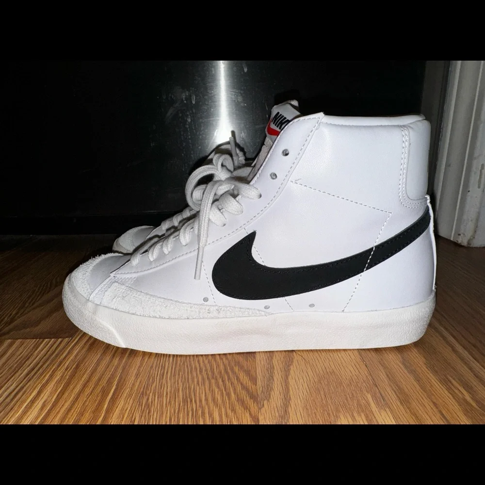 Nike Women’s Blazer mid 77